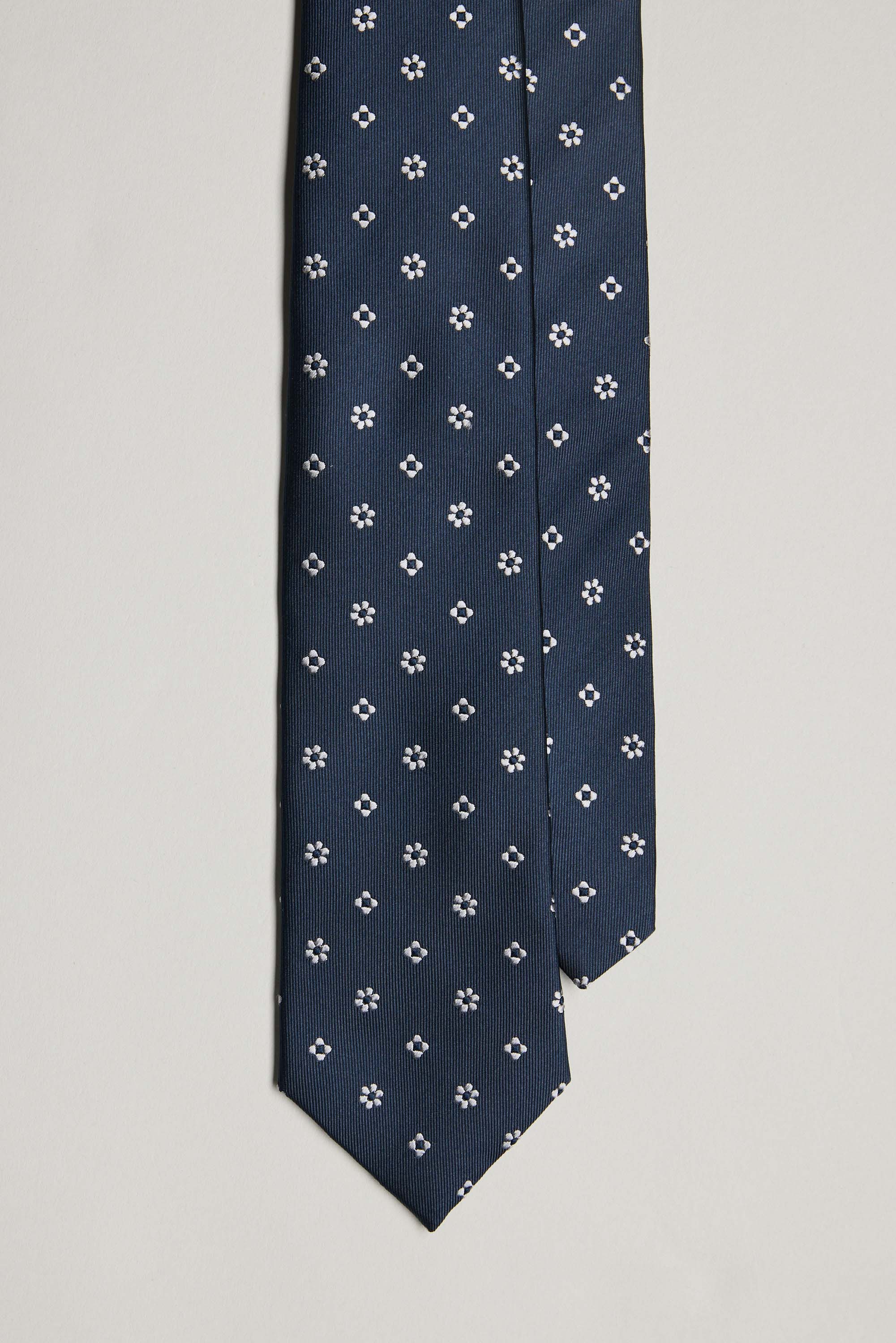 Garland Flower Tie